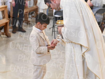 Holy-Communion_2050-1