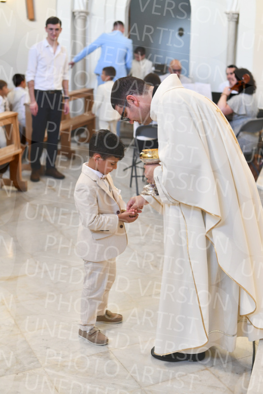 Holy-Communion_2050-1